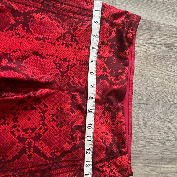 Lululemon Womens Size S Mini Ziggy Snake Red Tide Cranberry Vent It Out Crop K - Picture 7 of 11